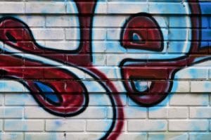odstraňování graffiti z cihlové zdi