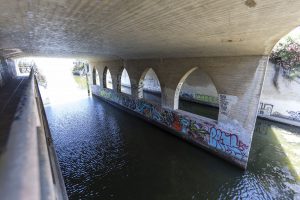 Graffiti na neošetřené ploše