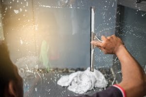 mytí oken stěrkou