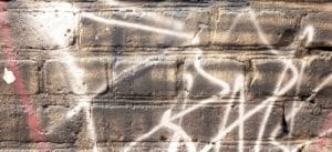 odstranění graffiti z betonu