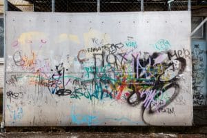 odstranění graffiti z cihel